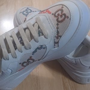 Women Gucci snickers,Size 8